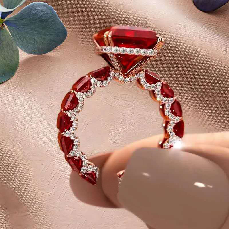 Tính khí thời trang kim cương hồng dát vàng với đá đính cẩn thận