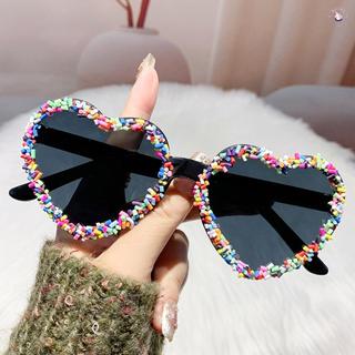 Kính râm nữ khung hình trái tim, phù hợp chống nắng khi đi biển
