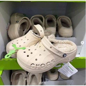 DÉP CROCS ĐẾ CAO LÓT LÔNG MÀU BONE 208708-11S