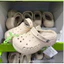 DÉP CROCS ĐẾ CAO LÓT LÔNG MÀU BONE 208708-11S