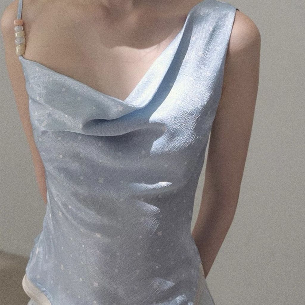 Dây đeo vai nghiêng bất đối xứng mỏng, in họa tiết chấm bi, thiết kế eo hẹp