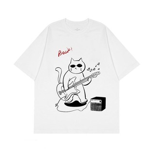 Áo thun nam tay ngắn cổ tròn, vẽ tay họa tiết mèo chơi bass theo phong cách graffiti, kiểu dáng thoải mái và giản dị.