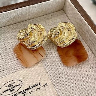 Vòng cổ và bông tai xếp ly phong cách cổ điển cho cô gái cá tính