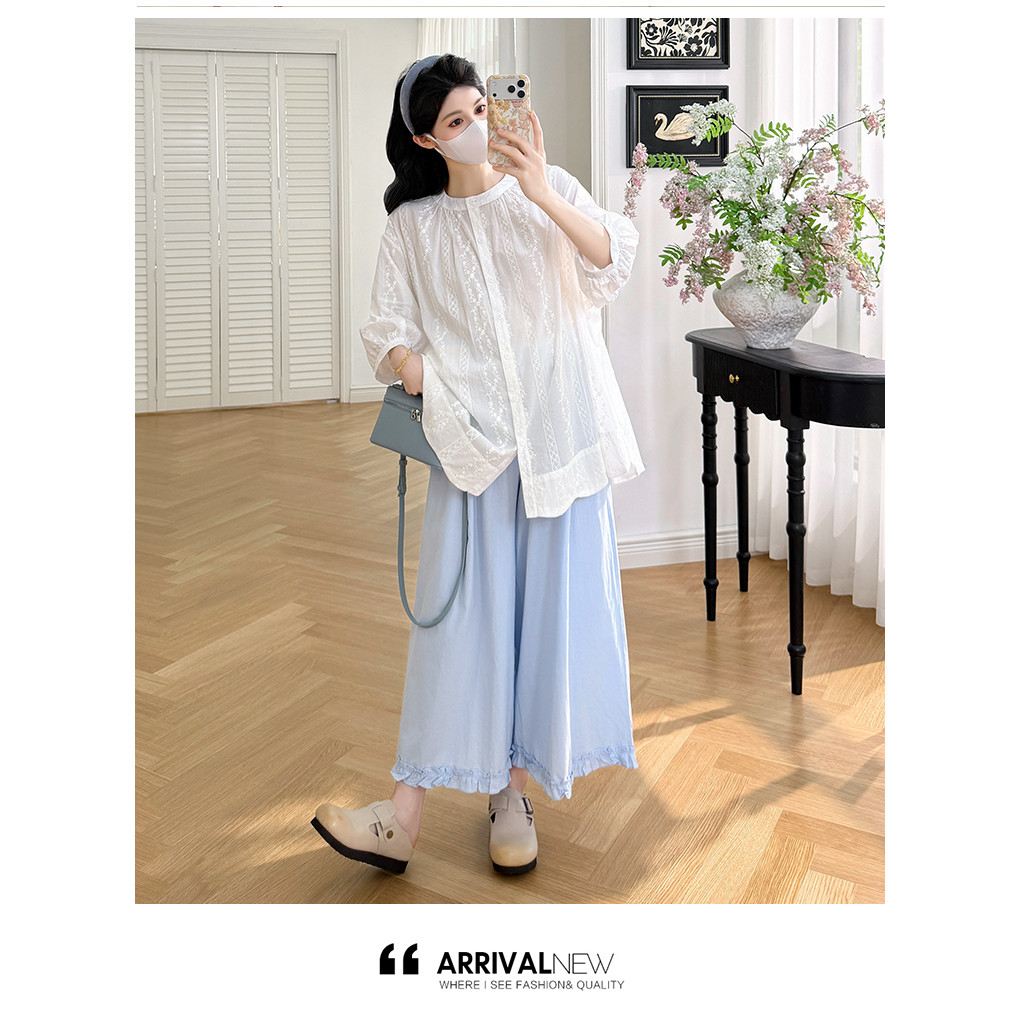 Bộ đồ bà bầu mùa hè gồm áo sơ mi thêu và quần ren ống rộng