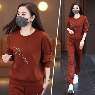 Bộ đồ thể thao cho nữ, một bộ hoàn chỉnh gồm áo nỉ cổ tròn dáng rộng mỏng nhẹ và quần, phong cách thời trang, trẻ trung