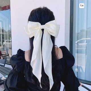 Cặp nơ trắng chụp kỉ yếu phong cách nhẹ nhàng giúp bạn nổi bật trong từng khung hình