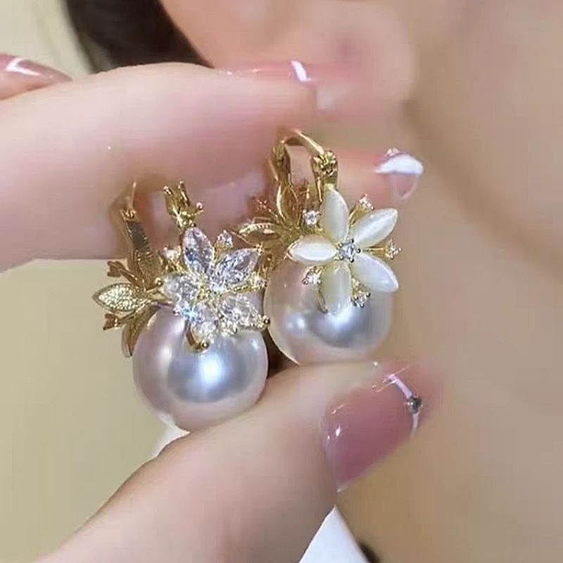 Bông tai ngọc trai với họa tiết hoa kim cương mạ, thiết kế hai mặt hiện đại dành cho nữ
