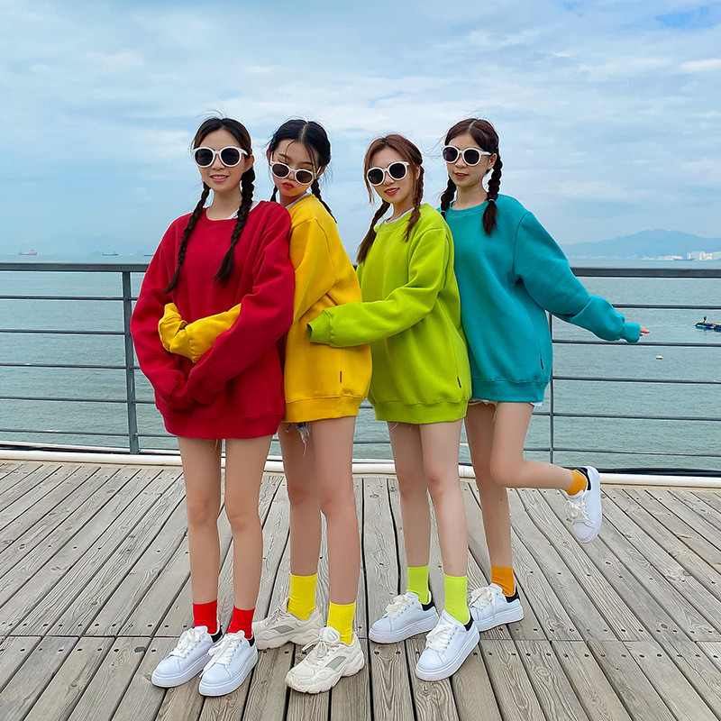 Bộ Đồ Nam Nữ Cổ Tròn Màu Tươi Sáng, Thời Trang Mùa Thu