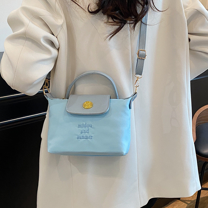 Túi xách bánh bao màu tương phản 2026 Phong cách mới Hợp thời trang Thời trang Niche Nữ Túi đeo vai phù hợp