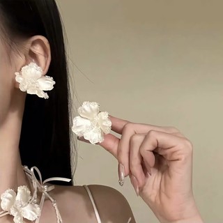 1 chiếc vòng cổ hoa trắng có bầu không khí và khí chất