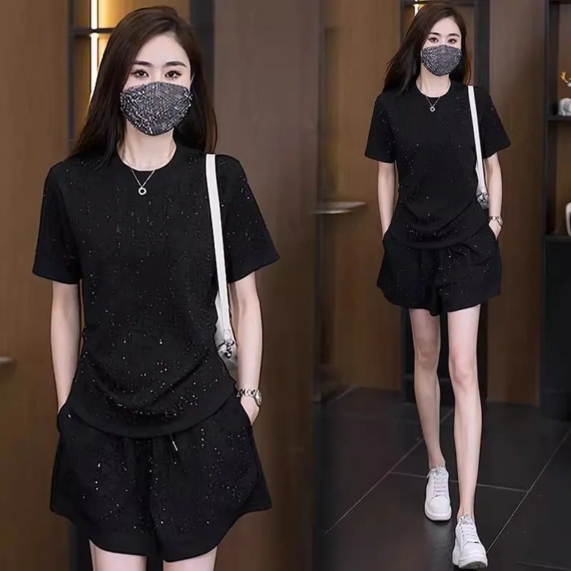 Bộ đồ lụa hai mảnh với họa tiết băng kim cương, phong cách thoải mái, phù hợp thời trang