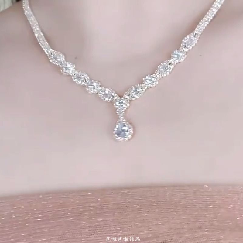 Vòng cổ kim cương lấp lánh với tua rua, thiết kế sang trọng và phù hợp làm choker