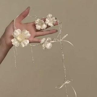 1 chiếc vòng cổ hoa trắng có bầu không khí và khí chất