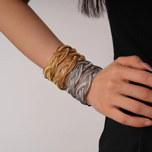 Lưới Cuộn Dây Hai Lớp Mở Vòng Tay Với Ánh Sáng Sang Trọng