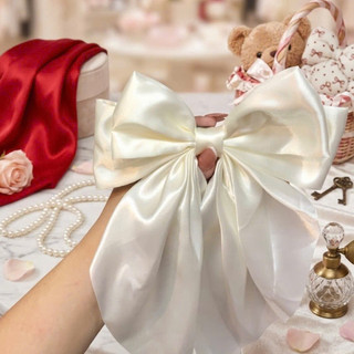 Cặp nơ trắng chụp kỉ yếu phong cách nhẹ nhàng giúp bạn nổi bật trong từng khung hình