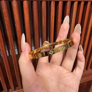 Vòng tay cổ vàng cát với thiết kế hình gạo và ngôi sao điểm, bề mặt chải đẹp mắt