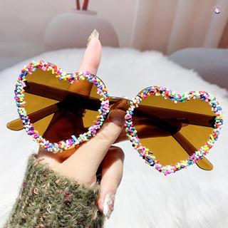Kính râm nữ khung hình trái tim, phù hợp chống nắng khi đi biển