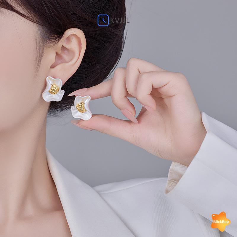 <![CDATA[Bông tai hình hoa đỏ thiết kế tinh tế và đơn giản]]>