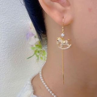 Bông tai tua rua màu vàng thiết kế vui vẻ và độc đáo, phù hợp thời trang