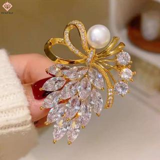 Áo quần nữ cao cấp kèm phụ kiện kim cương giả và pha lê, phù hợp làm quà tặng