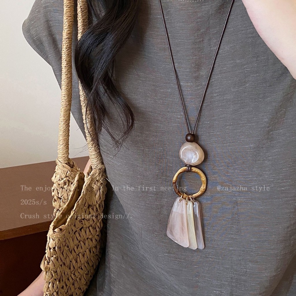 Vòng cổ dài nữ thiết kế cao cấp thu đông với dây cổ áo len và dây xích mảnh mai.