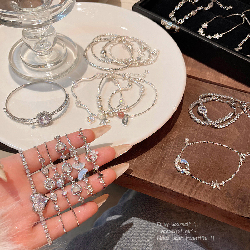 Vòng tay ngọc trai cao cấp với đá zircon tinh tế, phù hợp làm trang sức thời trang cho nữ