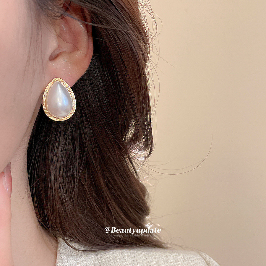Phong cách mới Hàn Quốc - thời trang retro nữ với bông tai độc đáo