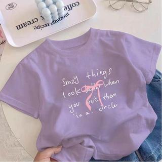 Chiếc áo thun một mặt này có in hình chiếc nơ kiểu Anh dễ thương, thiết kế đơn giản, thoải mái và cổ tròn.