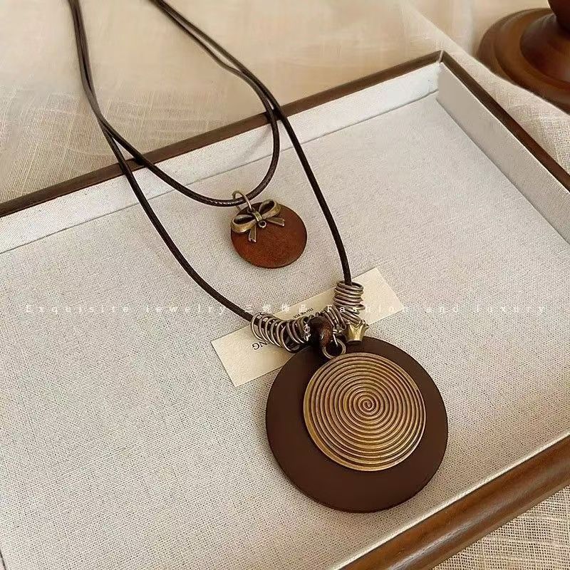 Áo len dây chuyền retro với lông vũ, phong cách dân tộc, phụ kiện thời trang thu đông