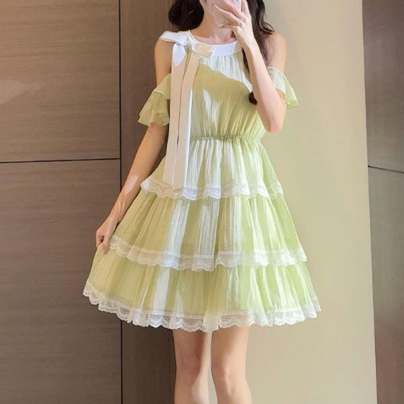 Váy tiên nữ mùa hè trẻ trung và ngọt ngào dành cho nữ, với thiết kế cổ yếm thời trang, vai khoét, viền ren