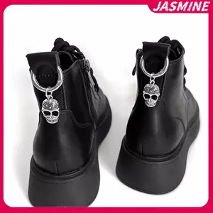 Giàybootpunk Jasmine với thiết kế có thể tháo rời và chi tiết đầu lâu kim loại, phù hợp cho phong cách thời trang Y2K