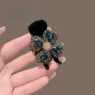 Kẹp tóc cao cấp hình bông hoa kim cương với thiết kế bốn lá clover và đuôi ngựa cao, phù hợp làm đẹp cho mái tóc.