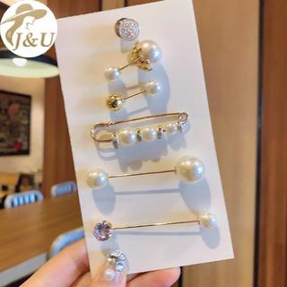 Bộ đồ nữ gồm áo thổ cẩm và quần jean, kèm theo phụ kiện ngọc trai giả kim cương, dây cố định eo, dễ dàng tạo thắt lưng pin tự làm