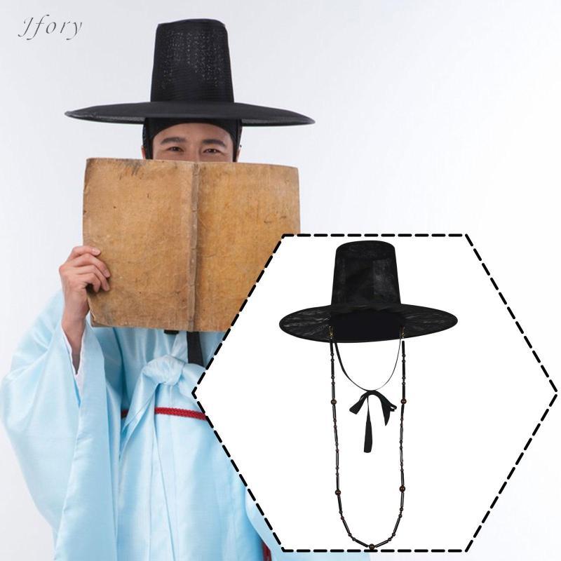 Mũ truyền thống Hàn Quốc có dây chuyền đính cườm và ruy băng