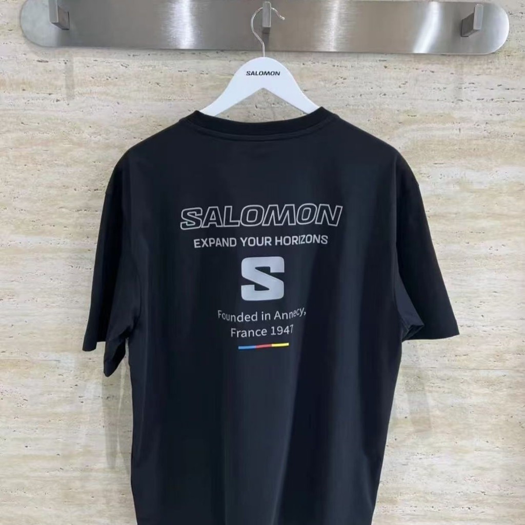 SALOMON SALOMON Thư Cổ Tròn Áo Thun Nữ Tay Ngắn Nam Nữ Đen