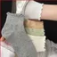 Tất nữ mỏng gân ruffle cuff giữa bê thoáng khí, phù hợp với giày và tạo phong cách hoàn hảo