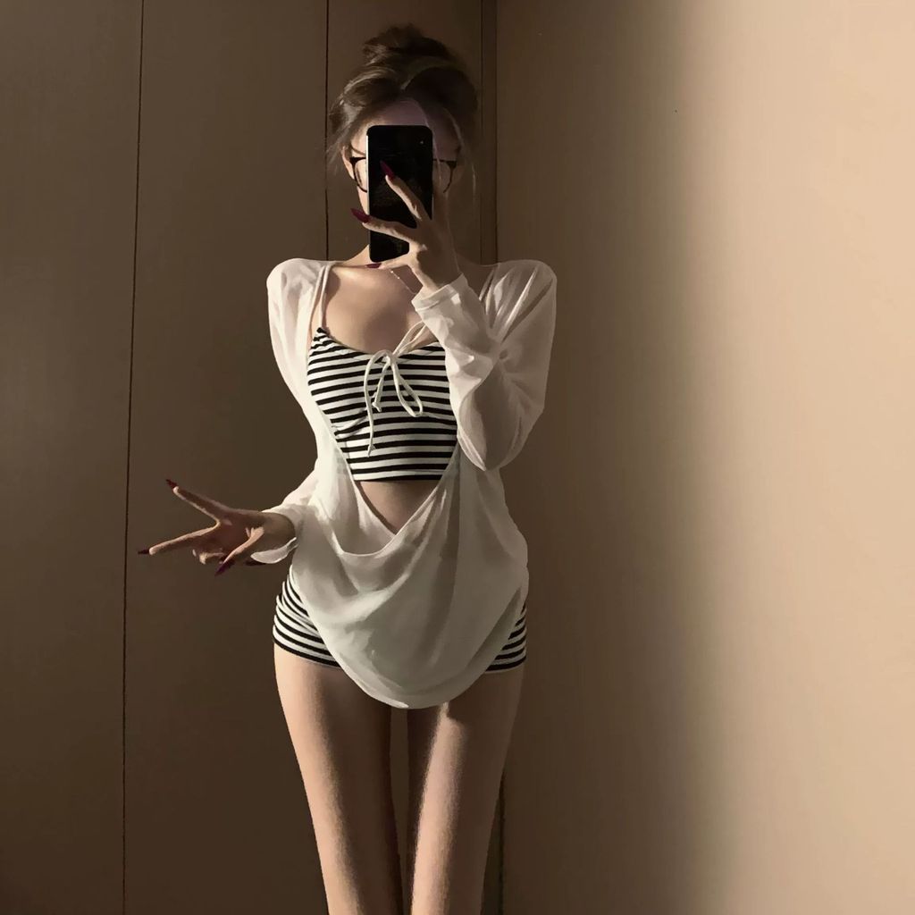 Áo Dài Tay Chống Nắng và Bikini Sọc Chia - Phong Cách Đồ Bơi Hè