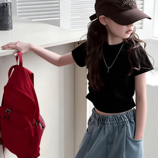 Chiếc áo thun cổ tròn thoải mái này có in hình ngựa con màu sắc tươi sáng, rất phù hợp cho các bé gái mặc hàng ngày.