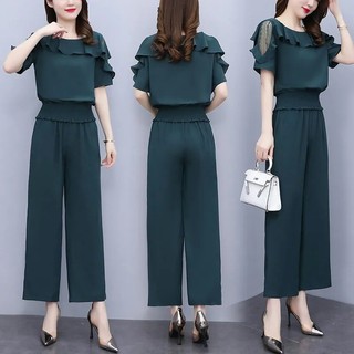 Bộ trang phục thời trang và tôn dáng dành cho nữ , bộ hai mảnh với thiết kế ôm eo và tôn dáng.