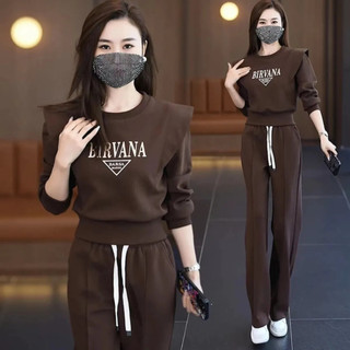 Bộ đồ nữ mới gồm áo ngắn cổ tròn và quần ống rộng, bộ hai mảnh dáng ôm có tay áo bồng bềnh