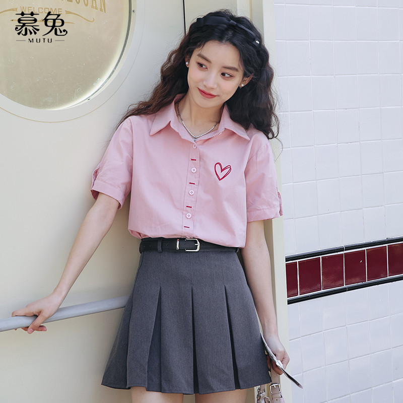 Mutu Nhỏ Preppy Top Nữ Thêu Tay Ngắn - Thiết Kế Mới Cho Mùa Hè 2026