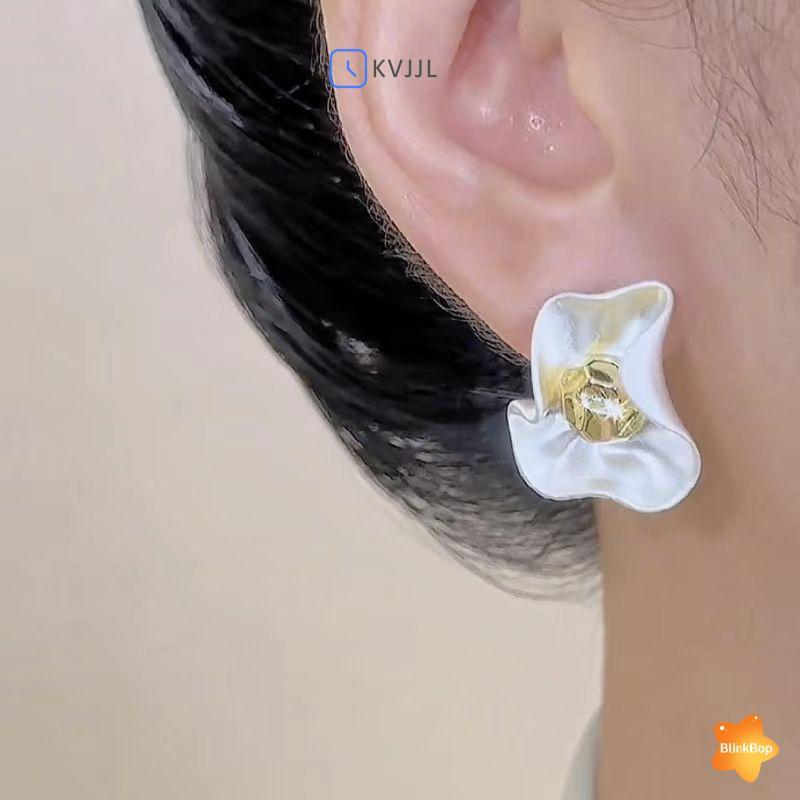 <![CDATA[Bông tai hình hoa đỏ thiết kế tinh tế và đơn giản]]>