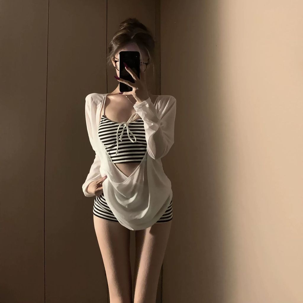 Áo Dài Tay Chống Nắng và Bikini Sọc Chia - Phong Cách Đồ Bơi Hè