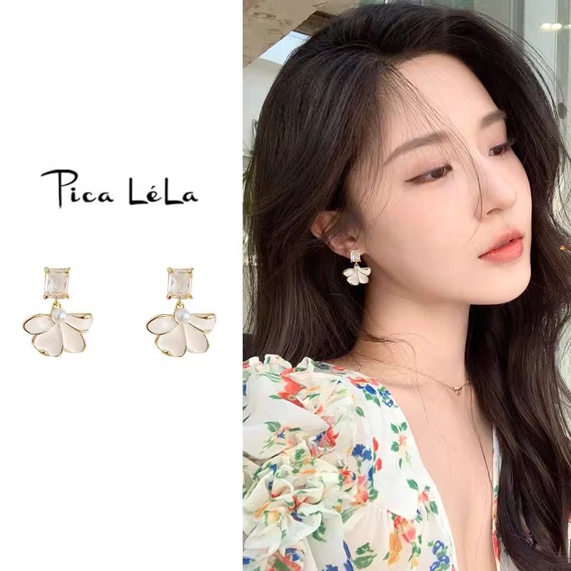 Bông tai đơn giản từ bạc 925 với kim cương và ngọc trai, thiết kế hình vuông nhỏ, phong cách sang trọng.
