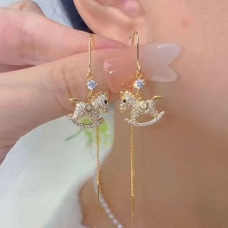 Bông tai tua rua màu vàng thiết kế vui vẻ và độc đáo, phù hợp thời trang