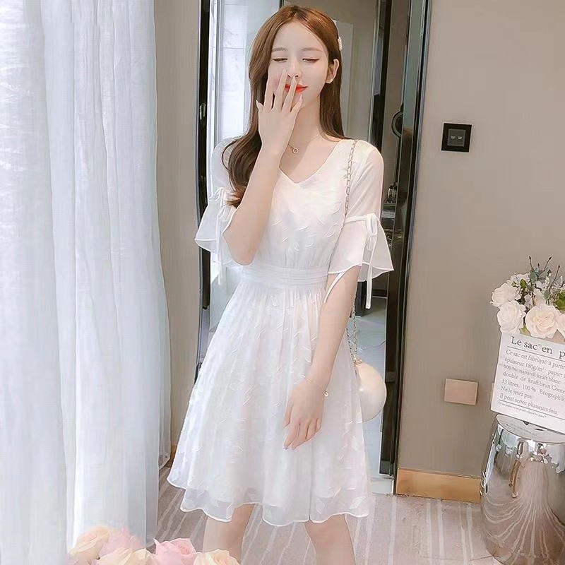 Váy voan trắng kiểu Pháp, mẫu mới mùa hè, mang đến vẻ tươi tắn và thanh lịch, giúp dáng người nhỏ nhắn trông cao hơn