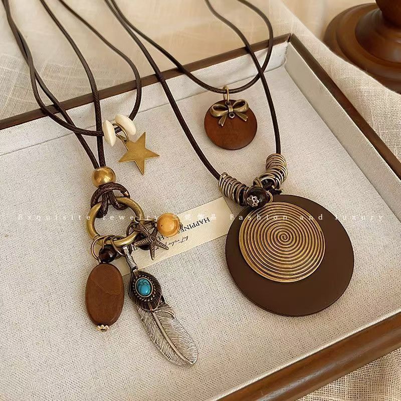 Áo len dây chuyền retro với lông vũ, phong cách dân tộc, phụ kiện thời trang thu đông