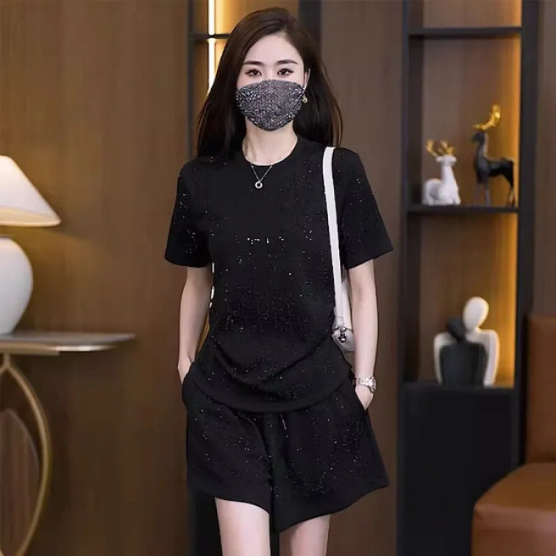 Bộ đồ lụa hai mảnh với họa tiết băng kim cương, phong cách thoải mái, phù hợp thời trang