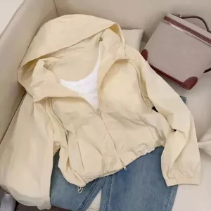 Áo khoác gió có mũ trùm đầu dành cho nữ