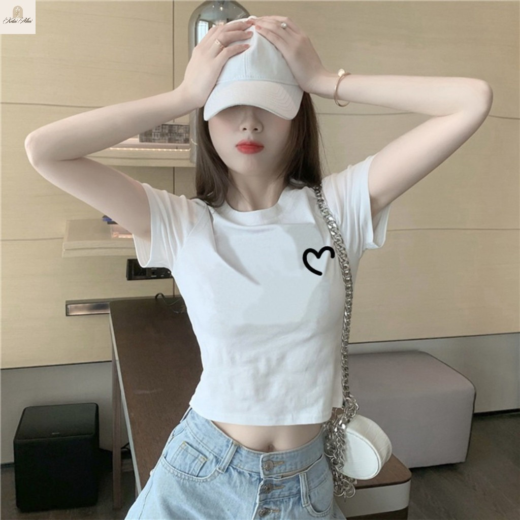 Áo croptop nữ này có thiết kế khoe eo, chất liệu mềm mại và thoải mái.